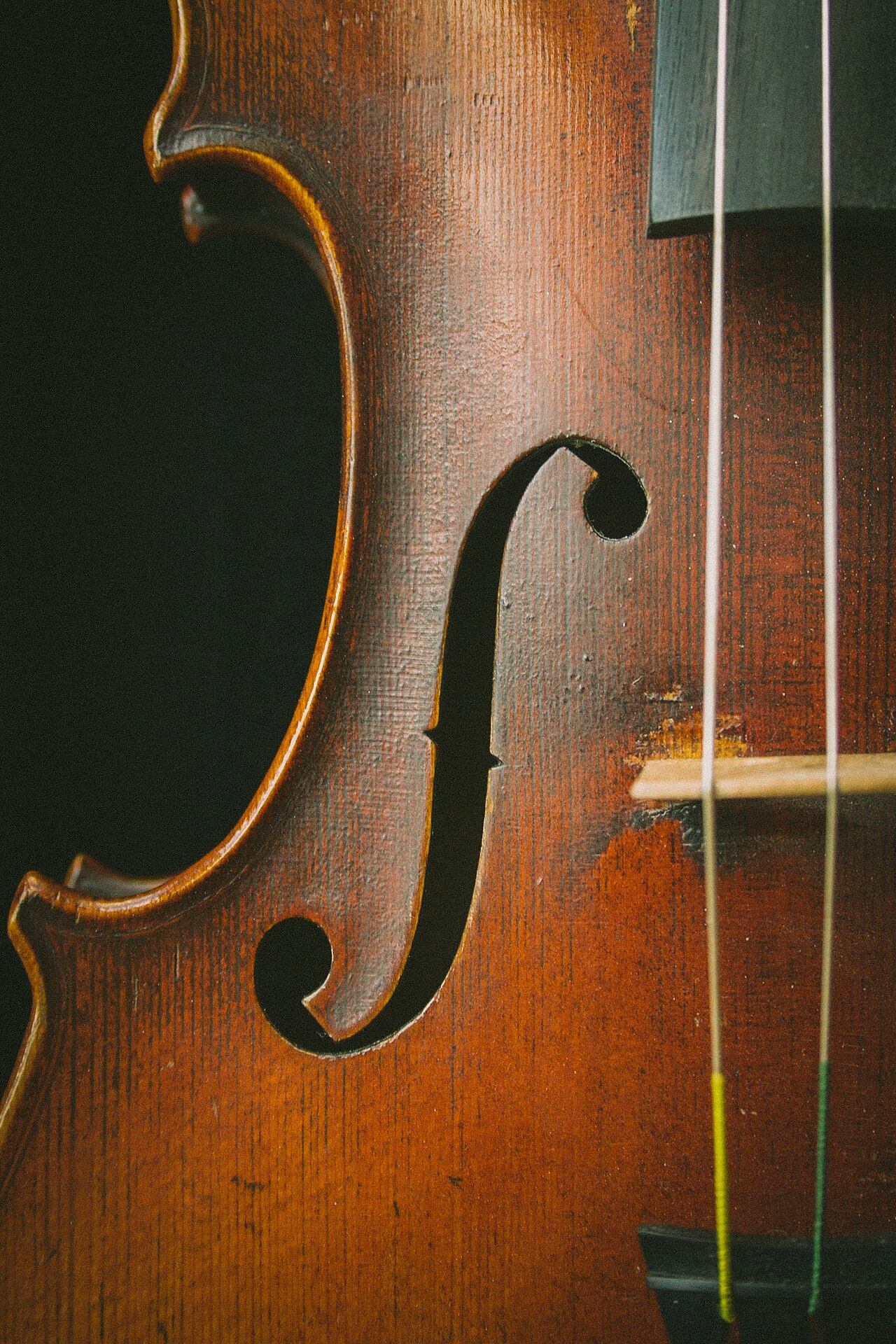 Skrzypce na fotografii poglądowej. Ilustracja muzyki klasycznej; nie przedstawia instrumentu wykonawców odwołanego koncertu ani wyposażenia olsztyńskiej filharmonii.