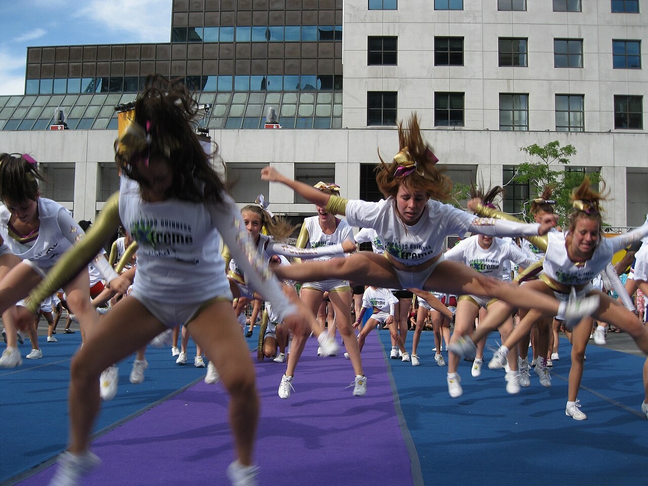 Pokaz cheerleadingu w Montrealu w 2012 roku; zdjęcie poglądowe, nie przedstawia zespołów Soltare ani zawodów w Atenach.