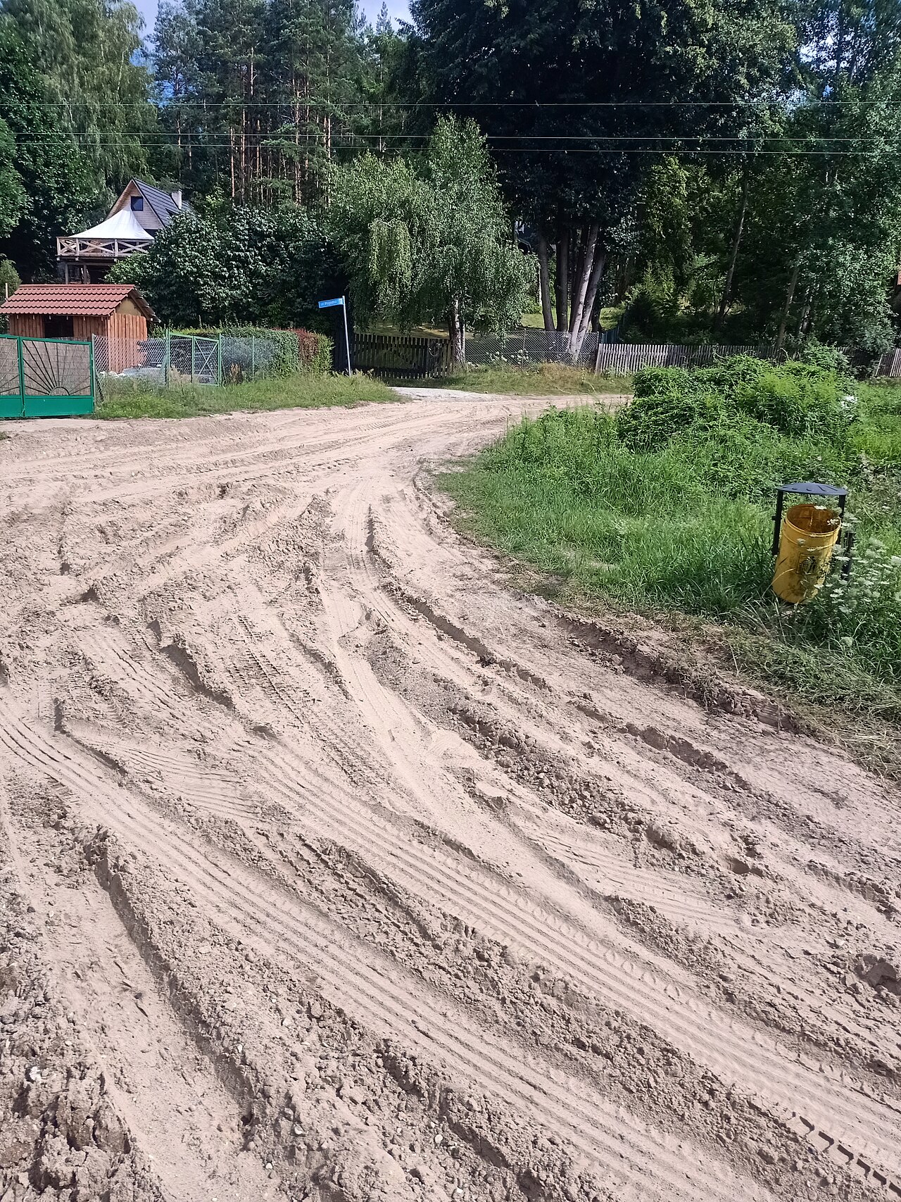 Ulica Słoneczna w Pluskach przy skrzyżowaniu z Jeziorną i Pogodną, lipiec 2024 r.