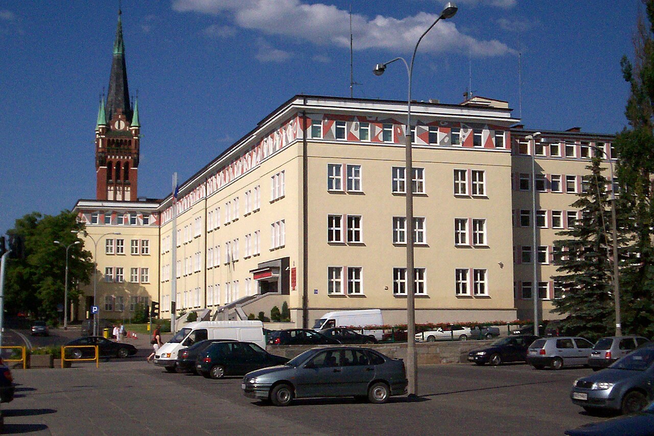 Warmińsko-Mazurski Urząd Wojewódzki przy al. Piłsudskiego 7/9 w Olsztynie. Zdjęcie archiwalne z 2007 roku.