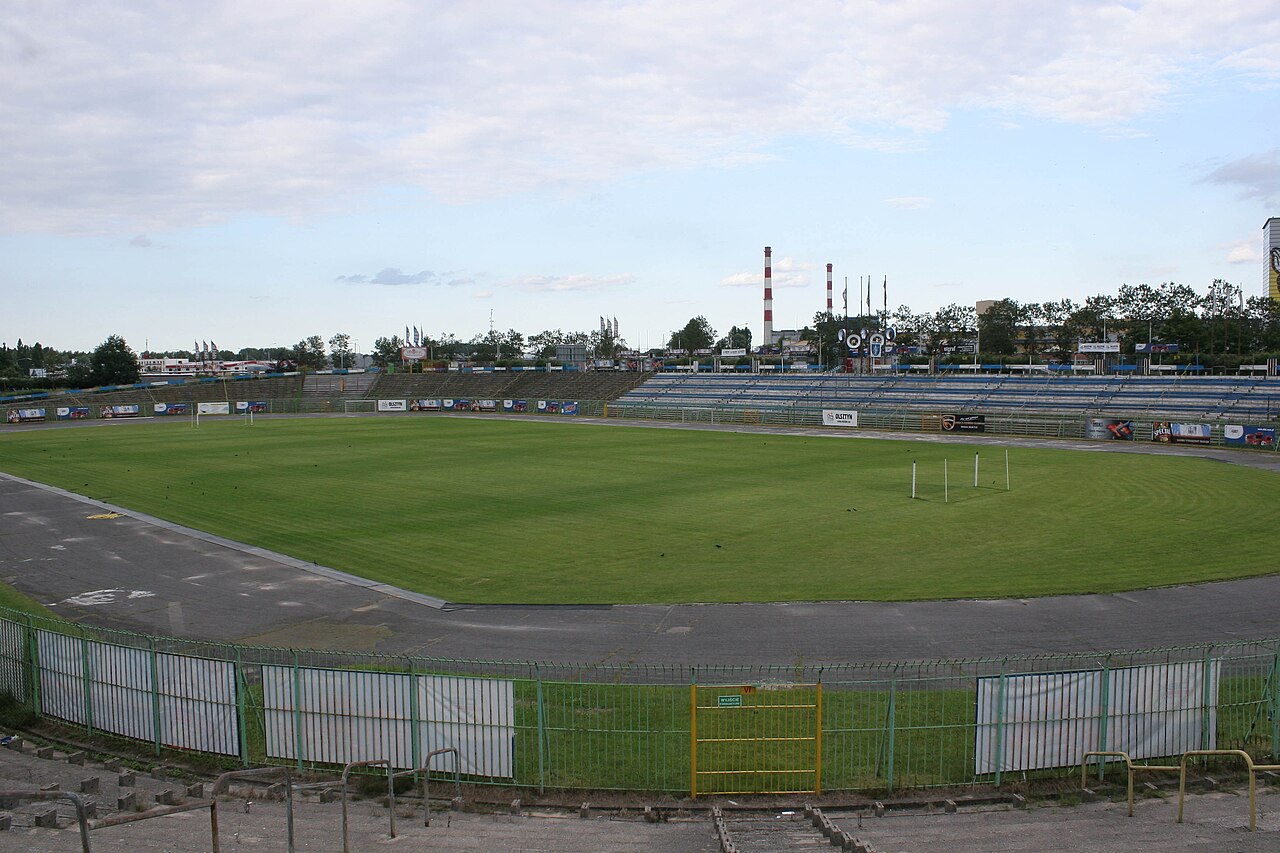 Stadion OSiR w Olsztynie na archiwalnej fotografii Mazakiego. Zdjęcie przedstawia obiekt, nie mecz z Concordią 4 października 2026 roku.