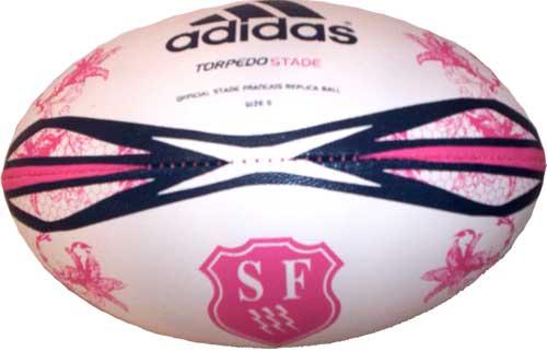 Piłka do rugby z oznaczeniem Stade Français Paris. Zdjęcie poglądowe; nie przedstawia sprzętu KOMA Rugby Team Olsztyn ani meczu z Wrocławiem.