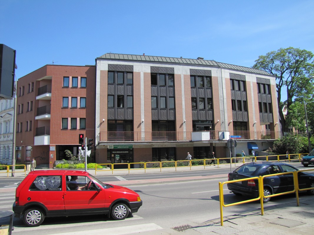 Budynek ZUS w Olsztynie na fotografii z 2011 roku. Zdjęcie archiwalne, ilustracyjne; nie przedstawia podpisania umowy z UWM.