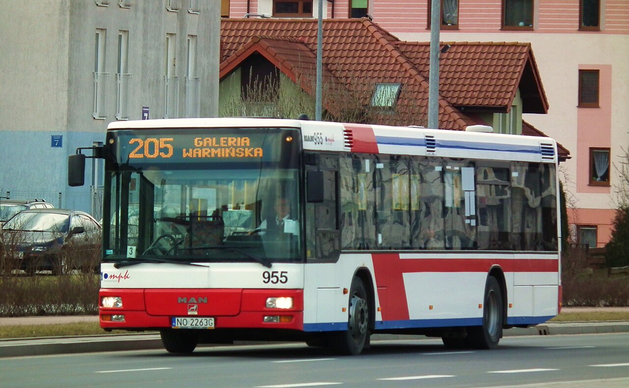 Autobus komunikacji miejskiej w Olsztynie. Zdjęcie archiwalne i poglądowe; nie przedstawia nowej partii autobusów hybrydowych.