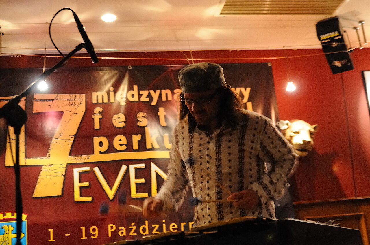 Irek Głyk grający na wibrafonie podczas Międzynarodowego Festiwalu Perkusyjnego w Opolu w październiku 2008 roku. Zdjęcie archiwalne; nie dokumentuje koncertu w Olsztynku.