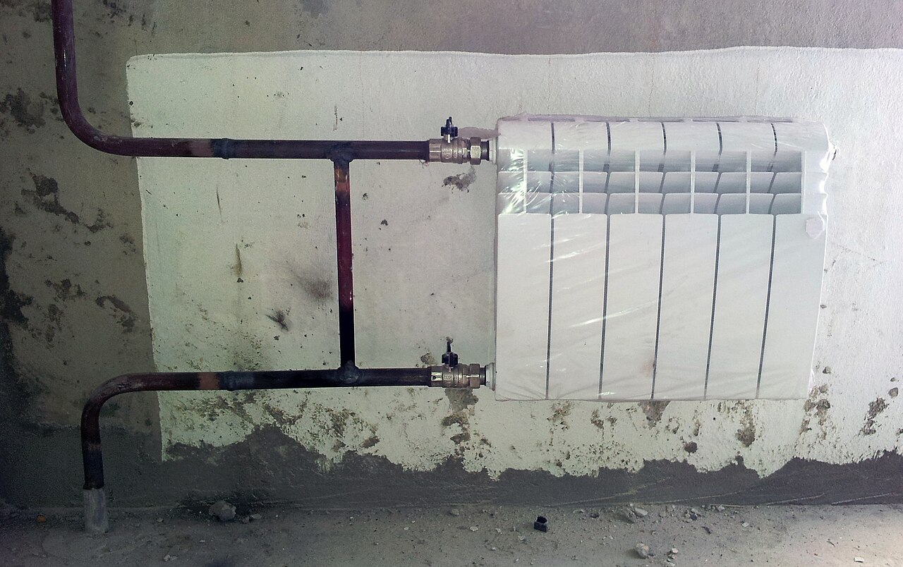 Grzejnik bimetaliczny na fotografii z 2012 roku. Materiał poglądowy, nie dokumentacja instalacji MPEC w Olsztynie.