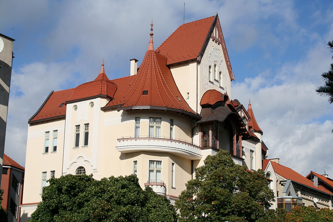 Kamienica Naujacka przy ul. Dąbrowszczaków 3 w Olsztynie, siedziba Galerii Amfilada. Zdjęcie archiwalne z 2012 roku; nie jest fotografią z wystawy Piotra Czułowskiego.