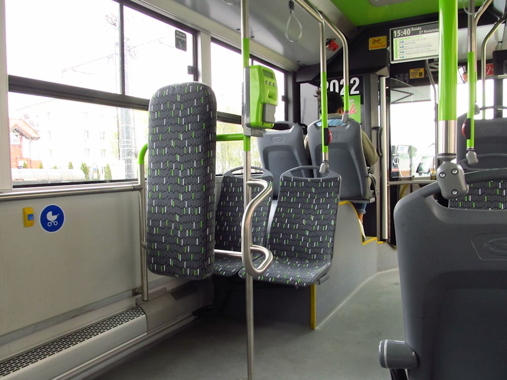 Wnętrze autobusu MPK Olsztyn; fotografia archiwalna i poglądowa, nie przedstawia oklejenia Dzikobusu.