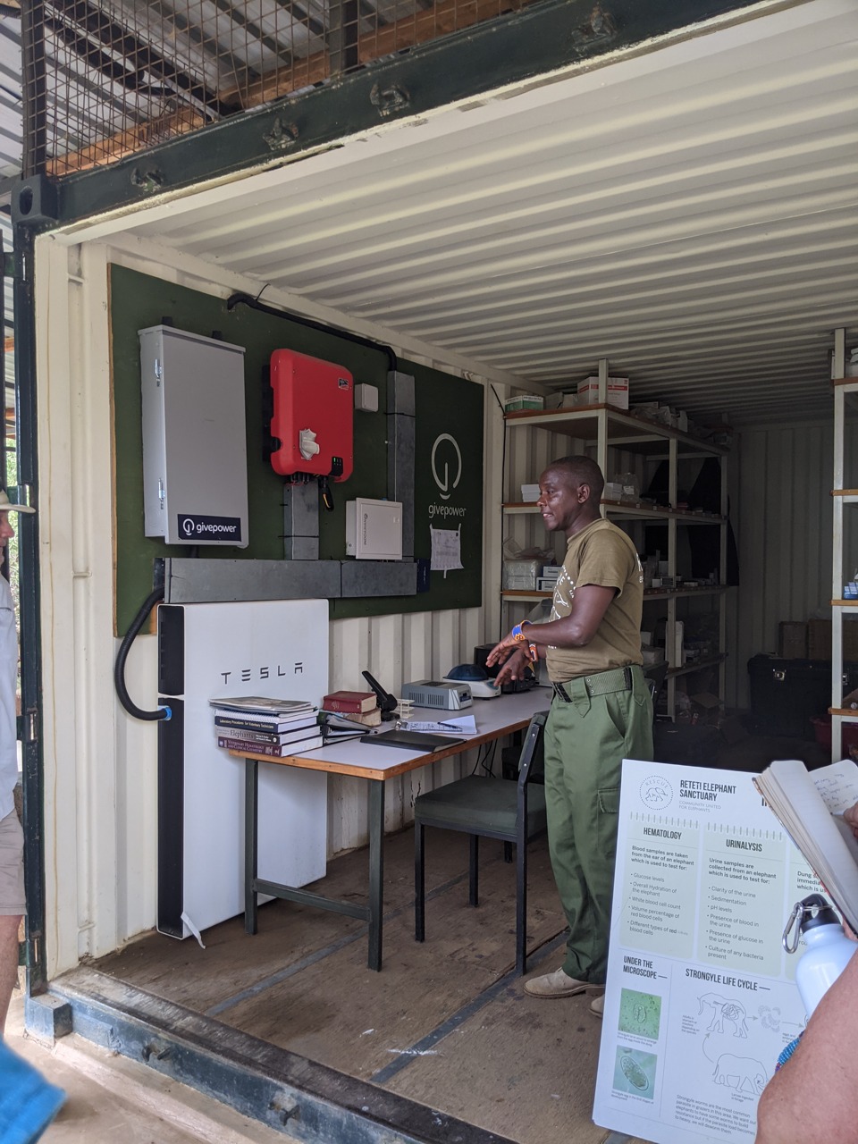 Magazyn energii Tesla Powerwall w Reteti Elephant Sanctuary w Kenii, marzec 2021. Zdjęcie poglądowe; nie przedstawia polskiej instalacji ani rekomendowanego urządzenia.