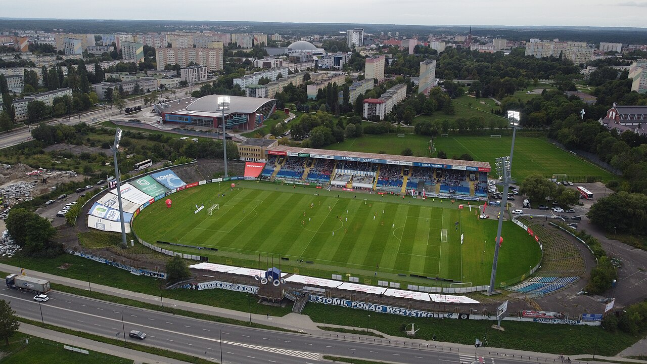 Stadion OSiR w Olsztynie, z którego korzysta Stomil, na zdjęciu z 2023 roku. Zdjęcie archiwalne, ilustracyjne; nie przedstawia meczu w Kętrzynie.