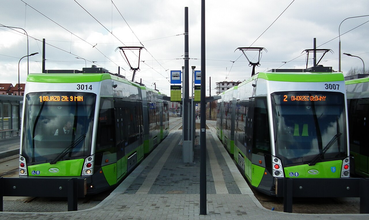 Olsztyńskie tramwaje Solaris na zdjęciu z 2016 roku. Materiał archiwalny ilustrujący komunikację miejską, nie dokumentacja zmian podczas biegów.