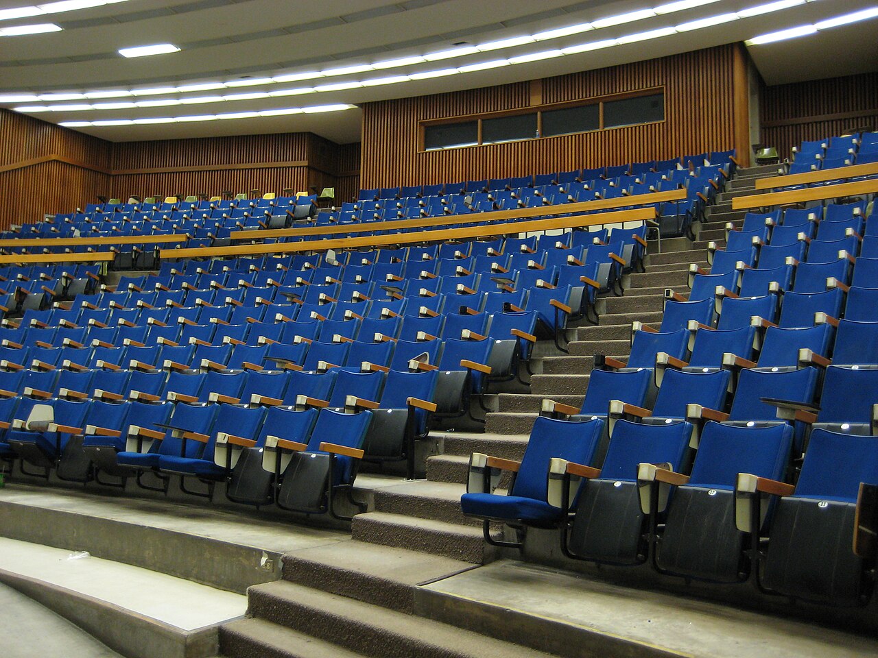 Pusta sala wykładowa Curtis Lecture Halls na York University w Kanadzie, 2008 rok. Zdjęcie poglądowe, nie sala UWM.