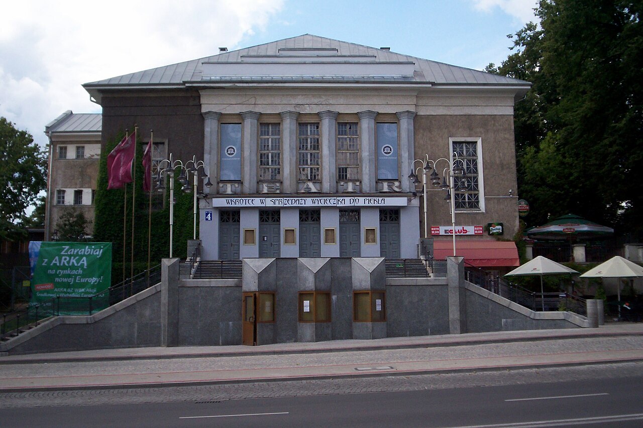 Budynek Teatru im. Stefana Jaracza w Olsztynie, 19 sierpnia 2007 r. Zdjęcie archiwalne, ilustracyjne.