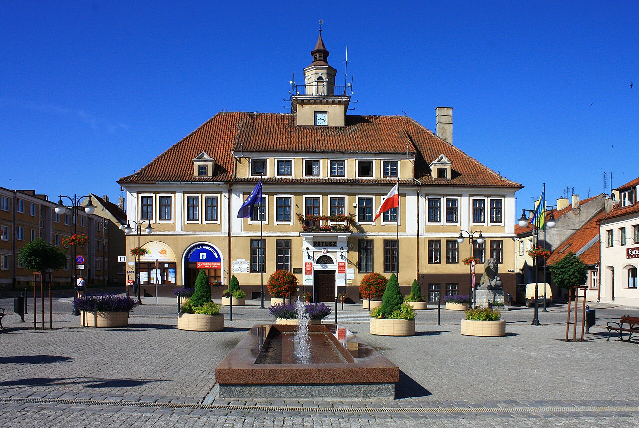 Ratusz w Olsztynku na archiwalnej fotografii Dawida Galusa. Ilustracja miasta, którego dotyczy budżet obywatelski; nie wizualizacja wybranych projektów.