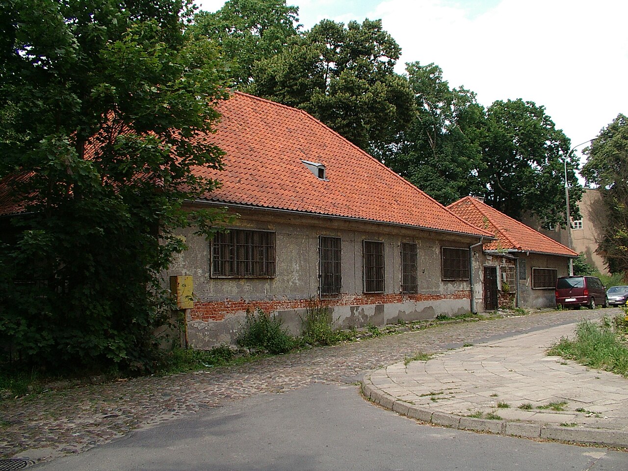Dom Mendelsohna w Olsztynie w lipcu 2009 roku, przed renowacją. Zdjęcie archiwalne; nie przedstawia obecnego wyglądu obiektu ani spotkania autorskiego.
