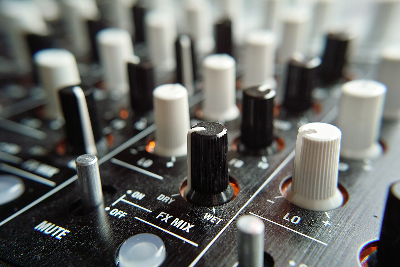 Zbliżenie miksera DJ-skiego KORG Zero4. Zdjęcie poglądowe z 2008 roku; nie przedstawia sprzętu BRTZ ani koncertu w Galerii DOBRO.