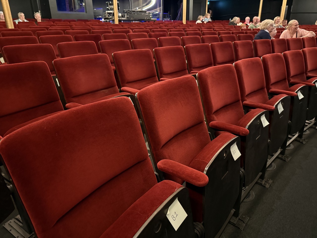 Fotele widowni Citizens Theatre w Glasgow, sierpień 2025 roku. Zdjęcie poglądowe, nie przedstawia Teatru Sewruka w Elblągu.
