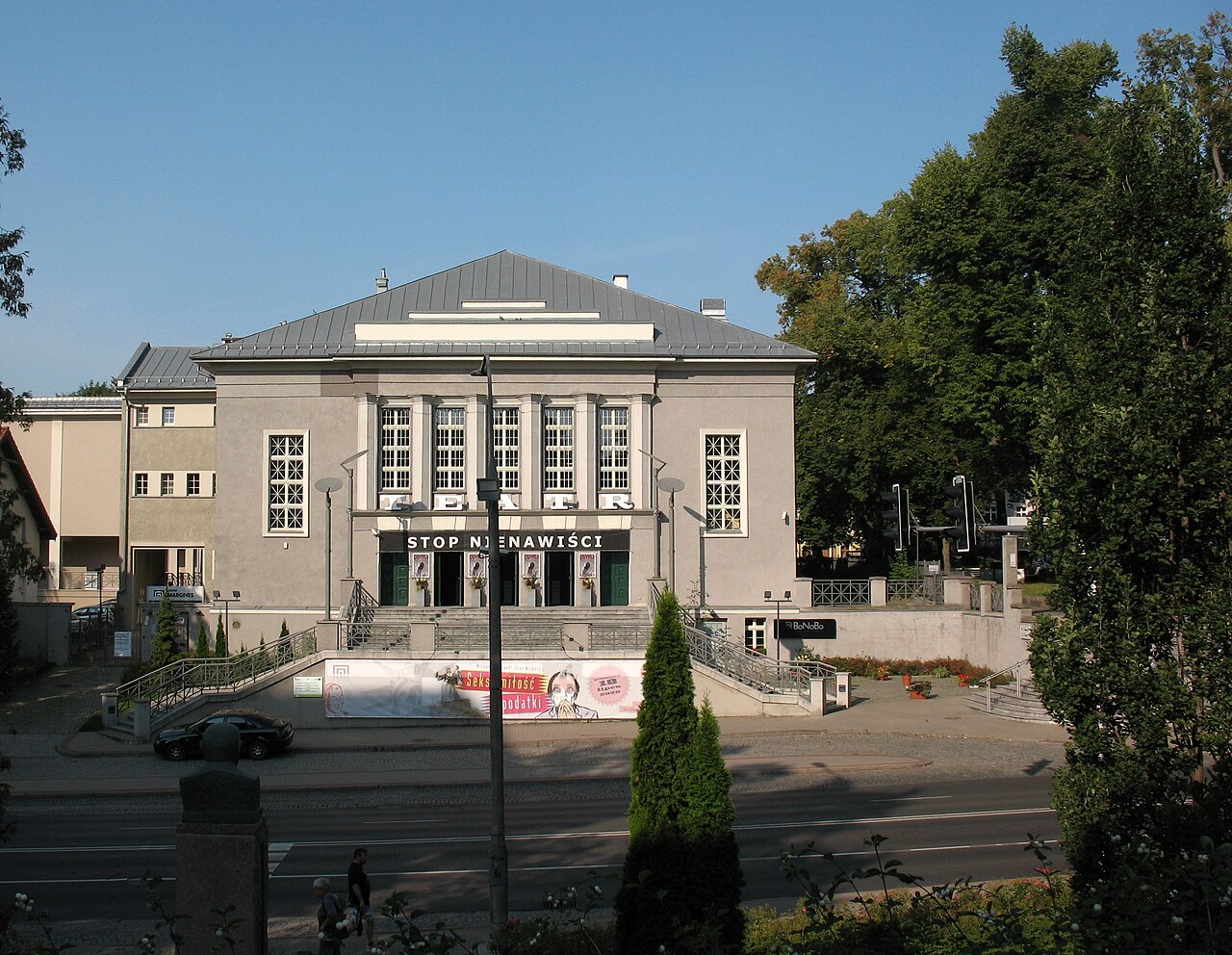 Teatr im. Stefana Jaracza w Olsztynie widziany z kamienicy przy ul. 1 Maja 11. Zdjęcie archiwalne z 2020 roku, ilustracyjne.