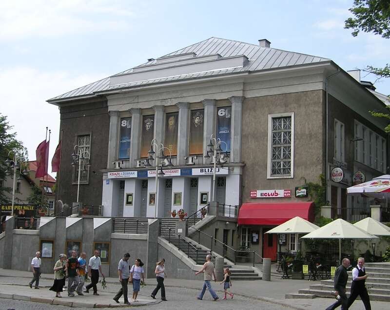 Teatr im. Stefana Jaracza w Olsztynie; fotografia archiwalna, nie dokumentuje nowego neonu ani kurtyny.