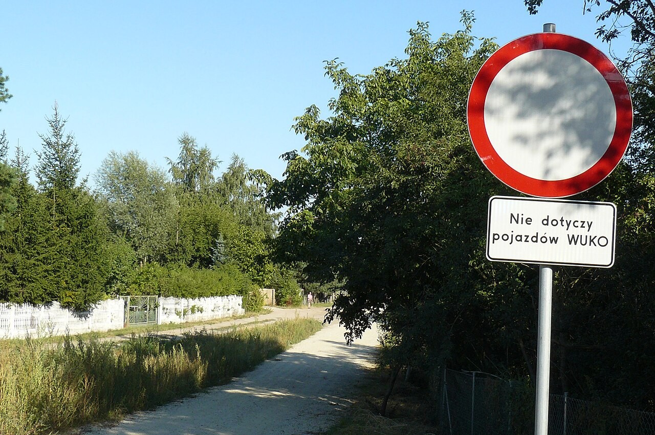 Oznakowanie zamkniętej ulicy w Poznaniu; zdjęcie poglądowe, nie przedstawia ul. Nad Łyną ani jej docelowej organizacji ruchu.