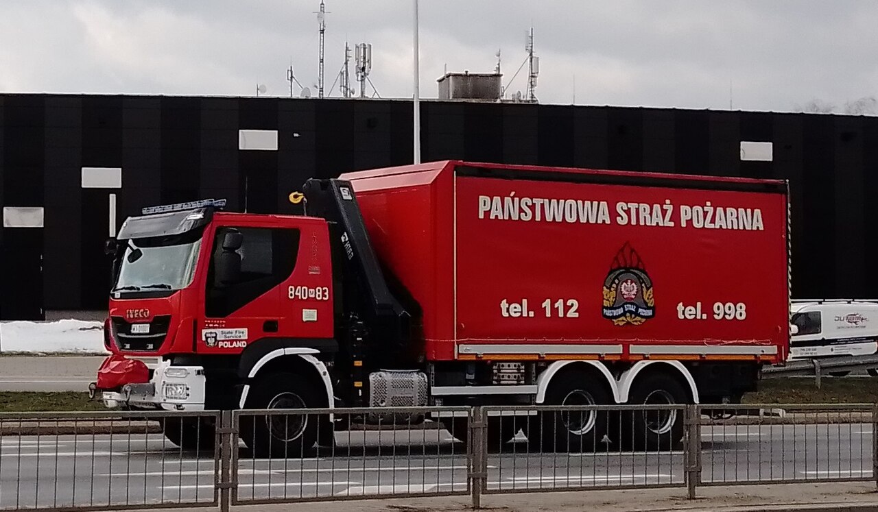 Samochód strażacki Iveco w Warszawie, 4 kwietnia 2022 r.