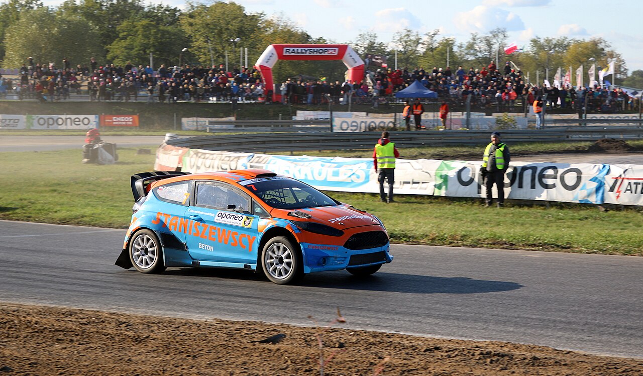 Zbigniew Staniszewski podczas piątej rundy OPONEO Mistrzostw Polski Rallycross w 2019 roku. Zdjęcie archiwalne; nie przedstawia zawodów w Poznaniu z 4 października 2026 roku.