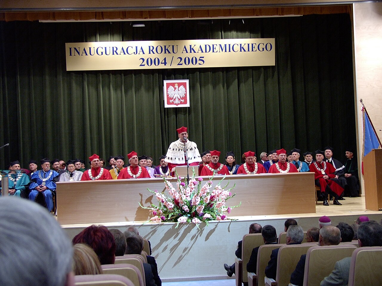 Inauguracja roku akademickiego na UWM w 2004 roku; fotografia archiwalna, nie przedstawia uroczystości z 2026 roku.