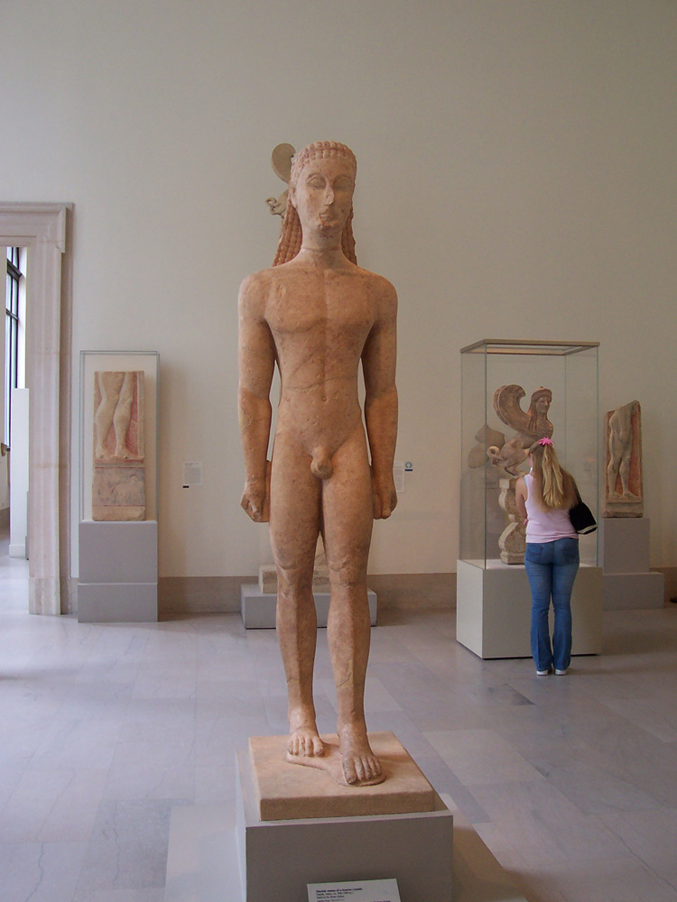 Archaiczny kuros w Metropolitan Museum of Art w Nowym Jorku, fotografia z 2004 roku. Ilustracja tematu rzeźby greckiej; nie eksponat BWA Olsztyn.