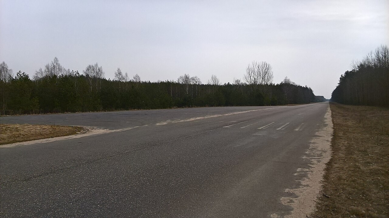 Droga wojewódzka nr 604 na drogowym odcinku lotniskowym w rejonie Wielbarka; zdjęcie poglądowe innego fragmentu tej drogi, nie nowej obwodnicy Nidzicy.