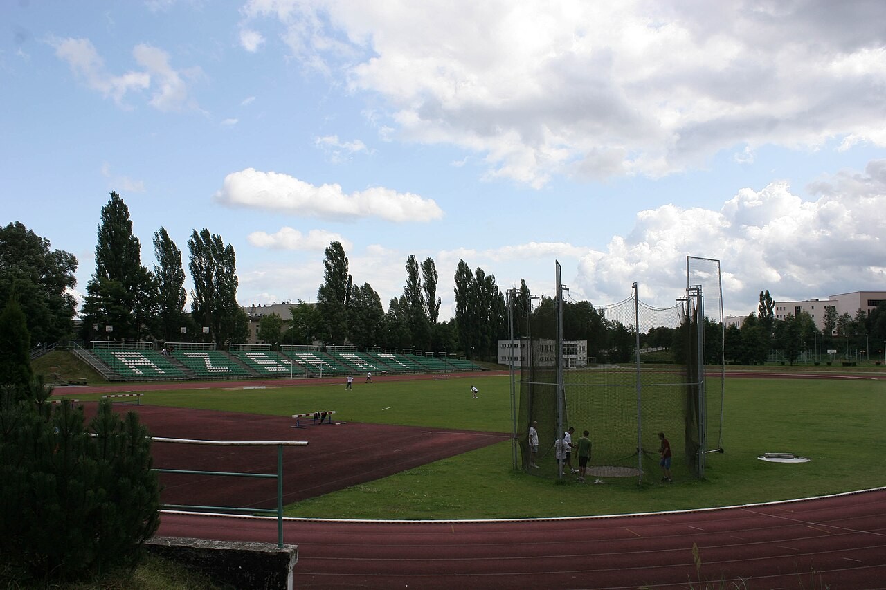 Stadion AZS w Kortowie; zdjęcie archiwalne, nie przedstawia zawodów Senior Games 2026.