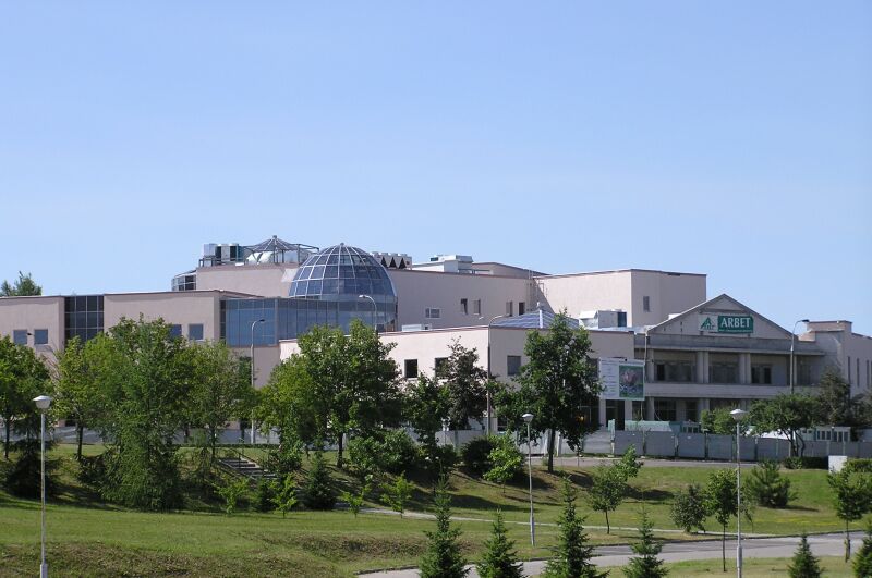 Biblioteka Uniwersytetu Warmińsko-Mazurskiego w Olsztynie. Zdjęcie archiwalne, ilustracyjne do informacji o stypendiach naukowych.