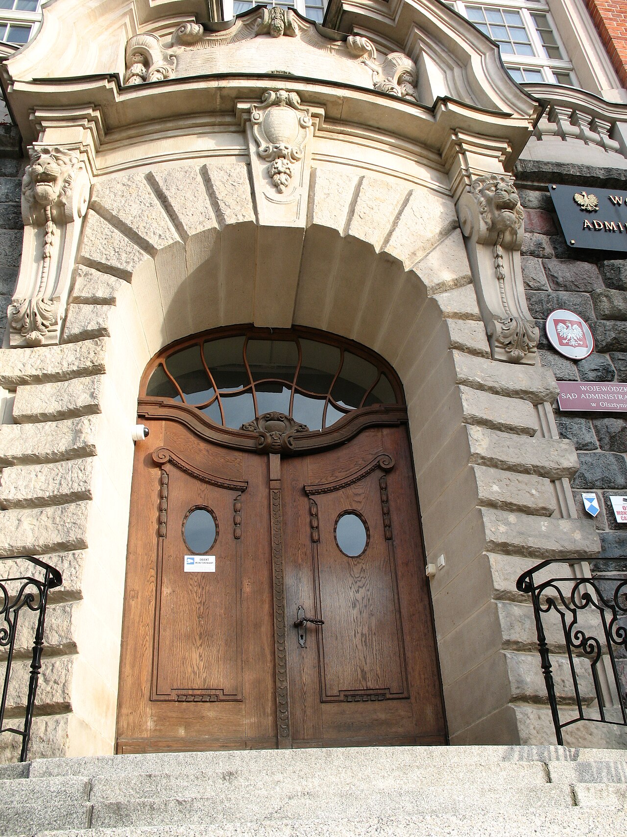 Zabytkowy portal budynku dawnej rejencji w Olsztynie, z tablicą Wojewódzkiego Sądu Administracyjnego; archiwalne zdjęcie poglądowe z 2020 roku.