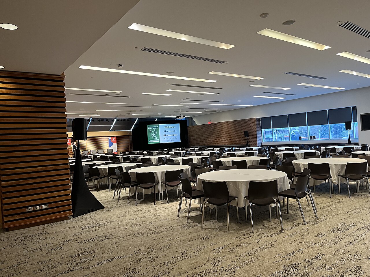 Pusta sala konferencyjna w Toronto na fotografii poglądowej. Zdjęcie ilustruje temat obrad, nie przedstawia sali Urzędu Gminy Jonkowo.