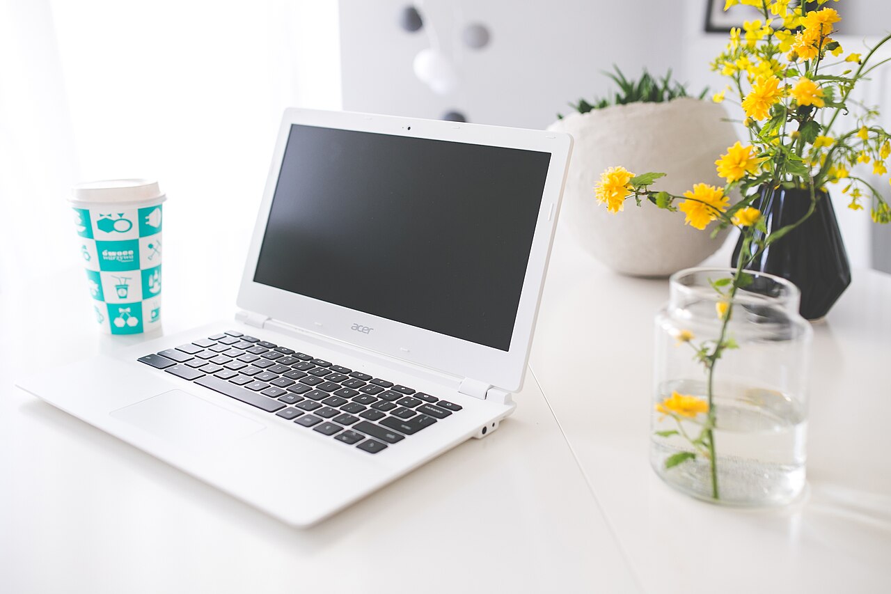 Laptop na biurku, fotografia z 2015 roku. Zdjęcie poglądowe do informacji o wnioskach elektronicznych; nie przedstawia USOSweb ani stanowiska na UWM.