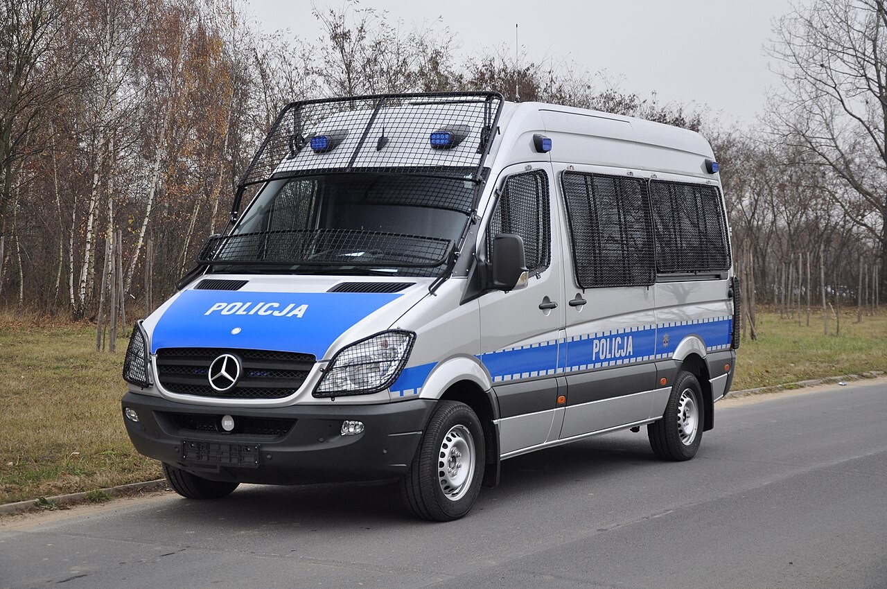 Policyjny Mercedes-Benz Sprinter; zdjęcie poglądowe, nie dokumentuje szkolenia służb w Olsztynie.