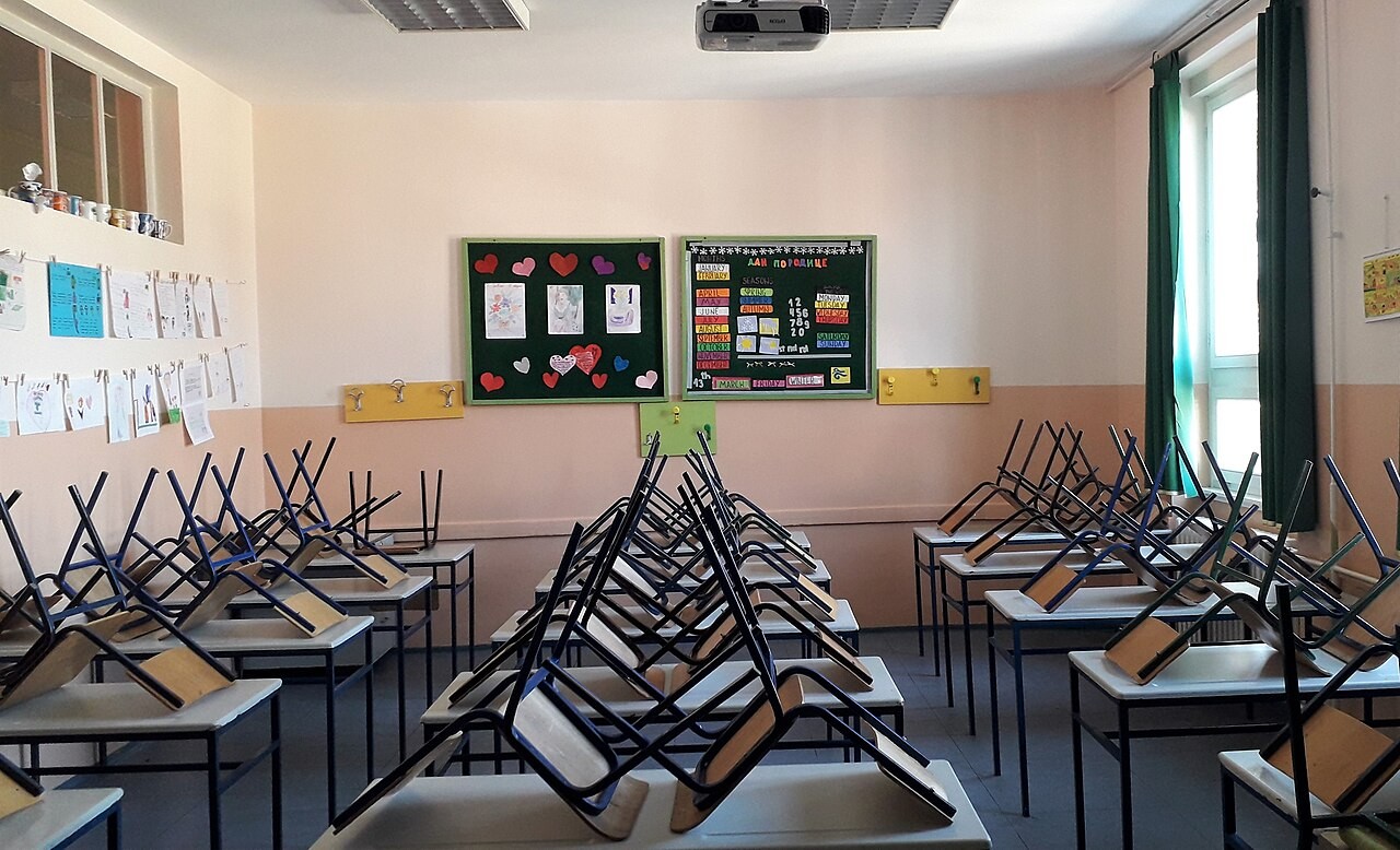 Pusta sala lekcyjna; zdjęcie poglądowe, nie przedstawia placówki ani zajęć Fundacji Przyszłość dla Dzieci.