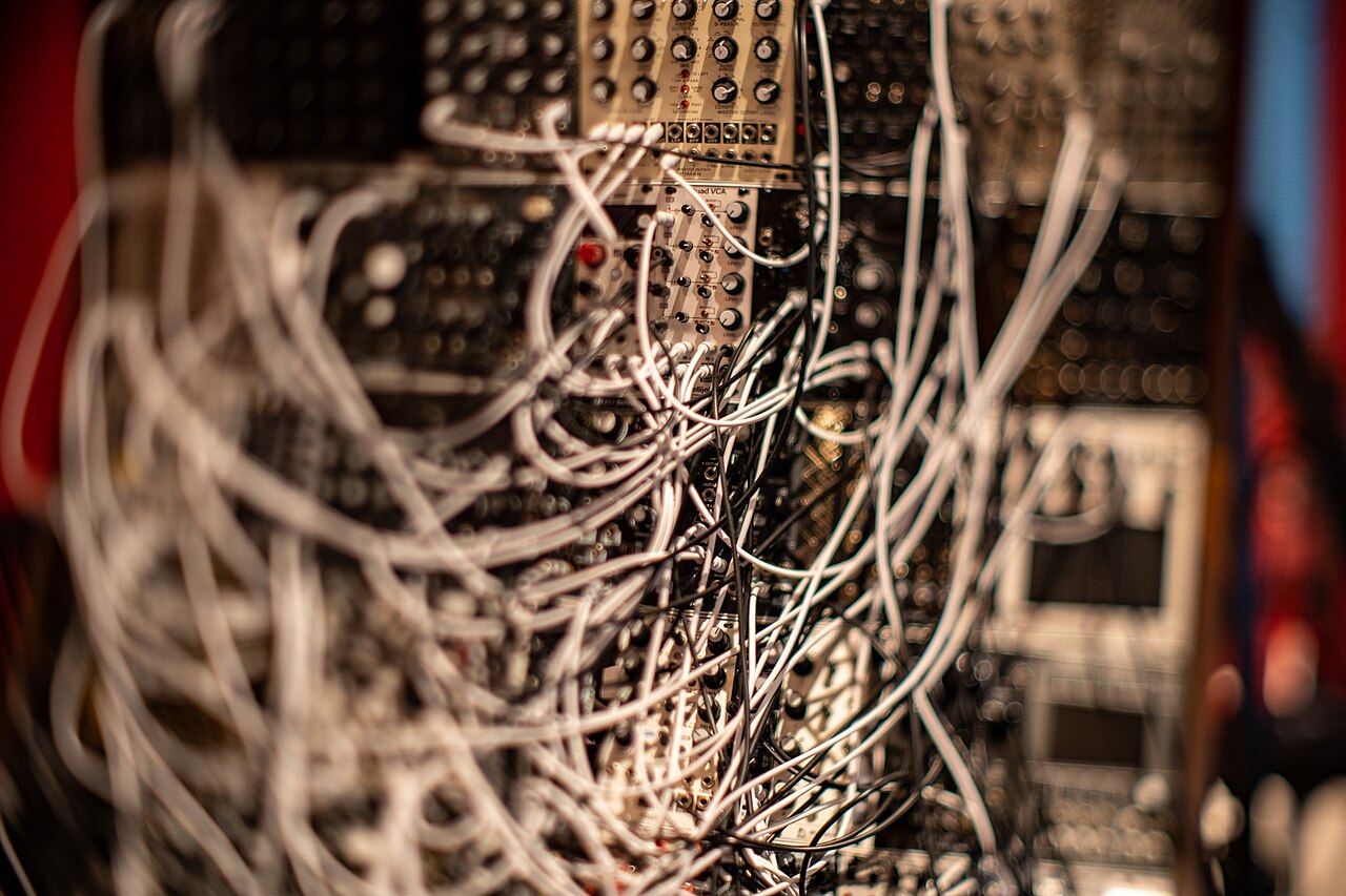 Zbliżenie syntezatora modularnego Eurorack. Zdjęcie poglądowe z 2022 roku; nie przedstawia sprzętu uczestników wydarzenia w Cafe Szczęście.