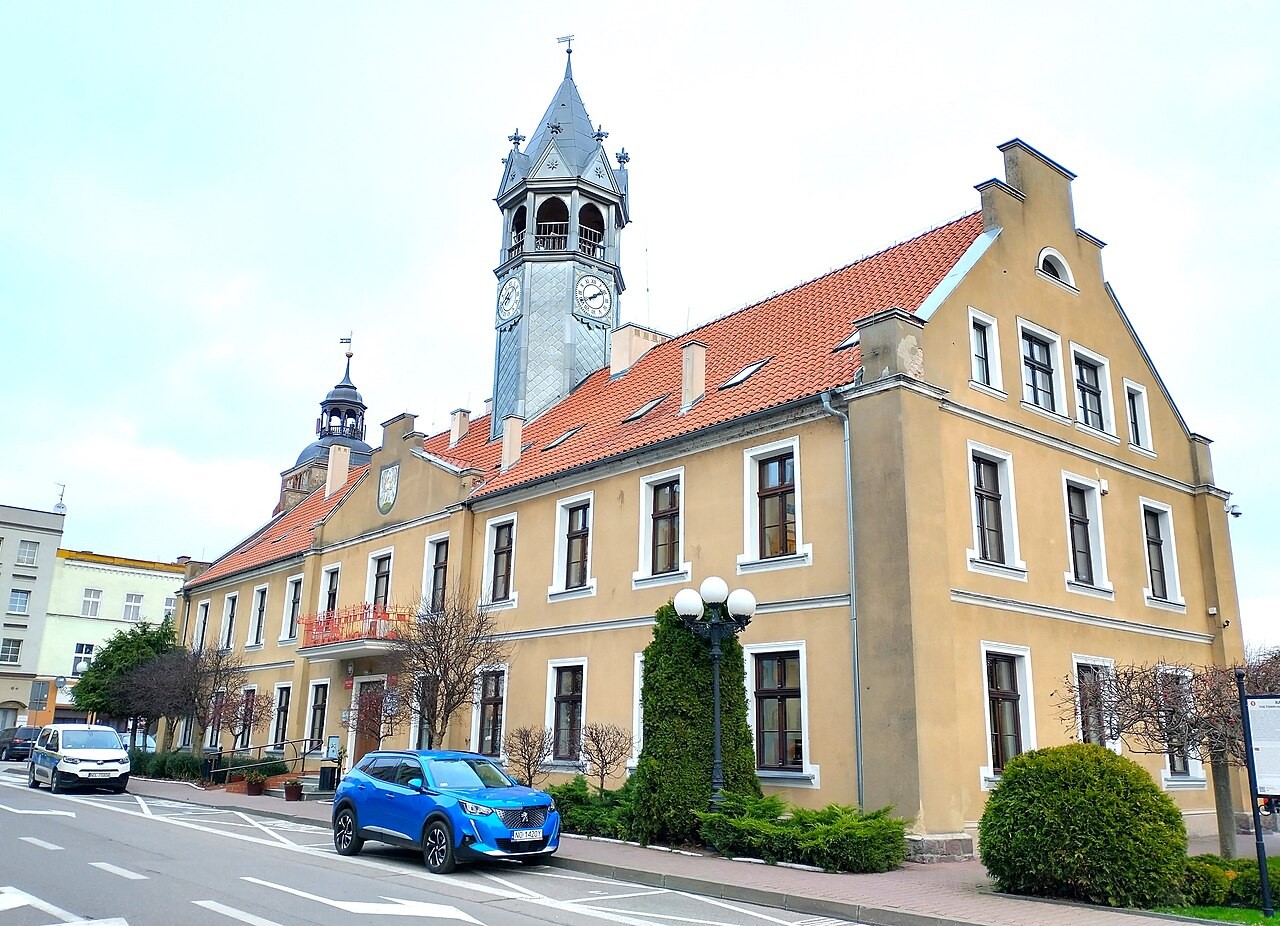 Ratusz w Barczewie w 2022 roku; zdjęcie siedziby urzędu organizującego konkurs, nie przedstawia pracy konkursowej.