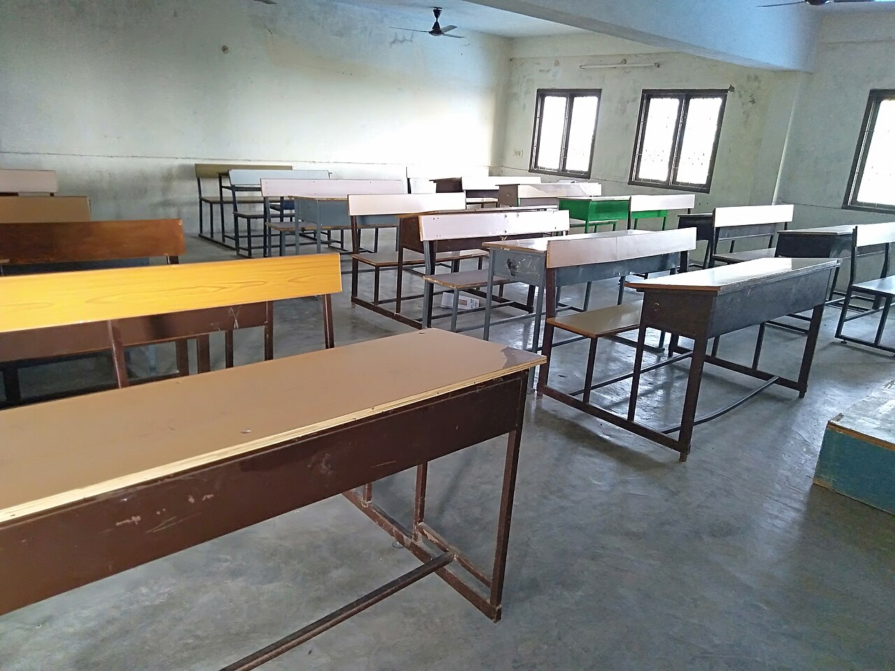 Pusta sala dydaktyczna na fotografii z 2019 roku. Zdjęcie poglądowe dotyczące infrastruktury edukacyjnej; nie przedstawia pomieszczeń UWM ani efektów opisanej modernizacji.