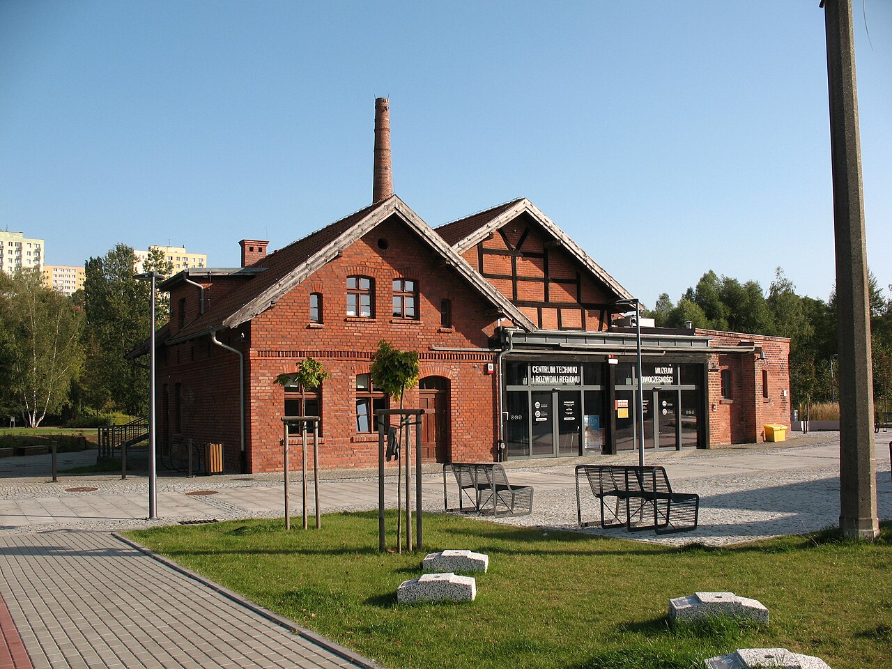 Muzeum Nowoczesności w Olsztynie — archiwalne zdjęcie zachodniej elewacji i wejścia.