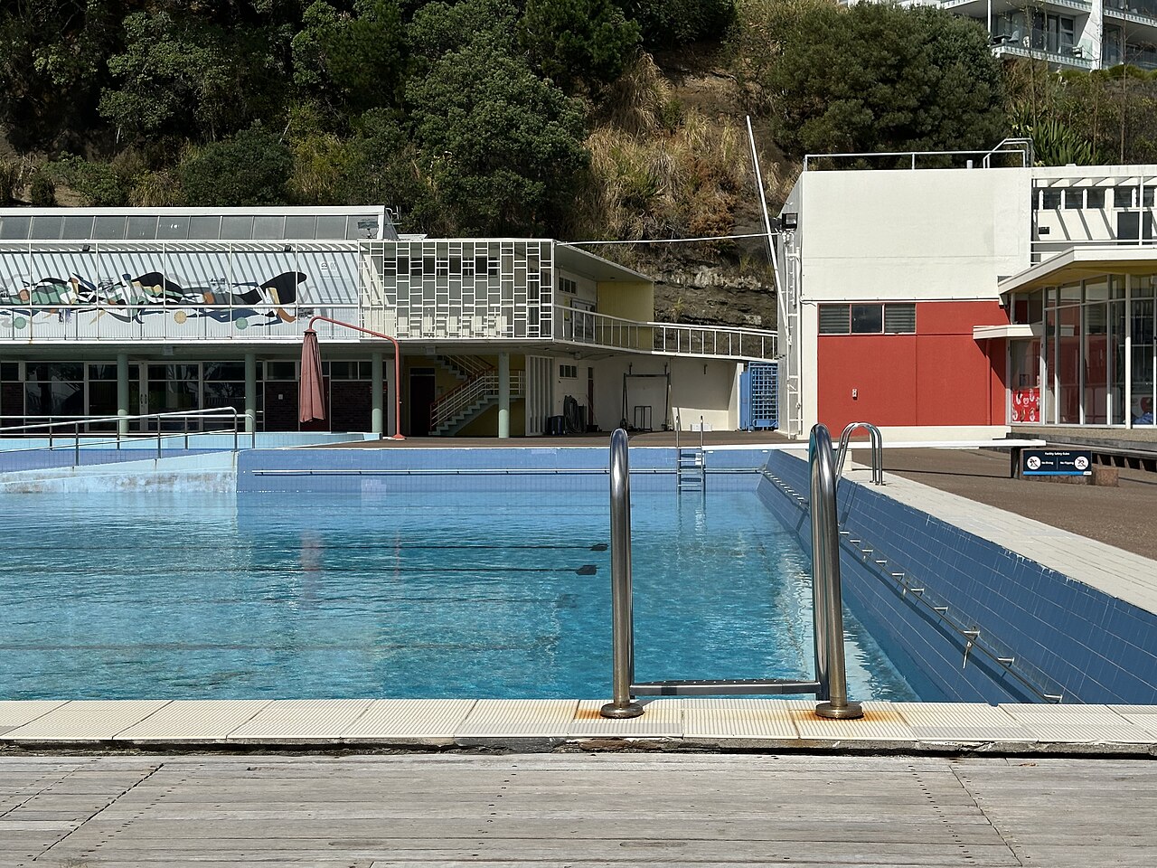 Basen Parnell Baths w Auckland, kwiecień 2025. Zdjęcie poglądowe tematu rekreacji na basenie; nie przedstawia Aquasfery ani jej wyposażenia.