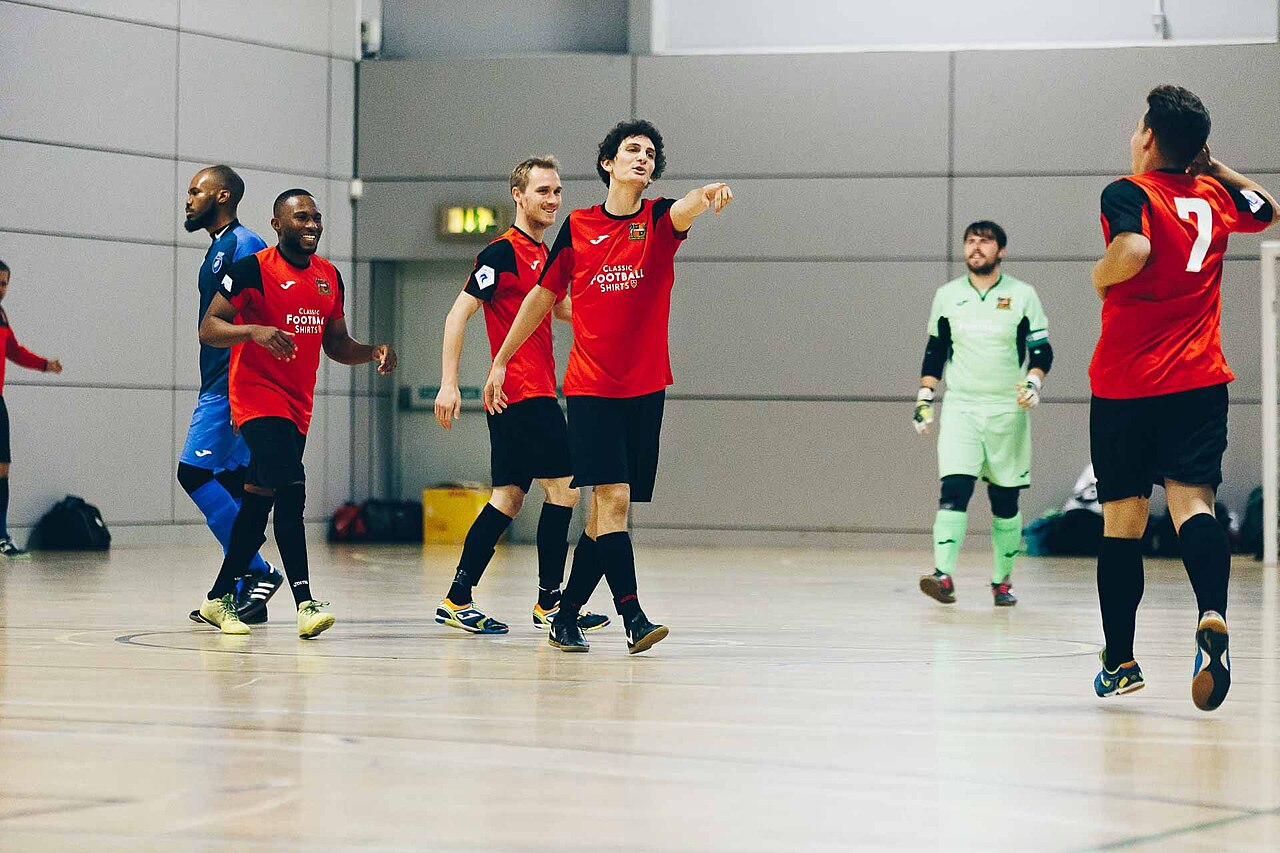 Zawodnicy Sheffield Futsal Club świętują zdobycie bramki. Zdjęcie poglądowe; nie przedstawia Constractu ani meczu w Uranii.