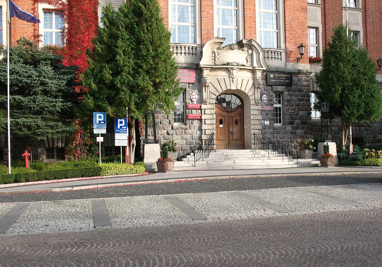 Wejście do Urzędu Marszałkowskiego w Olsztynie na zdjęciu z 2020 roku. Fotografia archiwalna, nie dokumentacja wrześniowej sesji sejmiku.