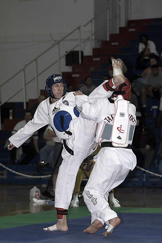 Walka taekwondo na archiwalnej fotografii U.S. Air Force. Zdjęcie poglądowe; nie przedstawia zawodników AZS UWM ani Albania Open 2026.