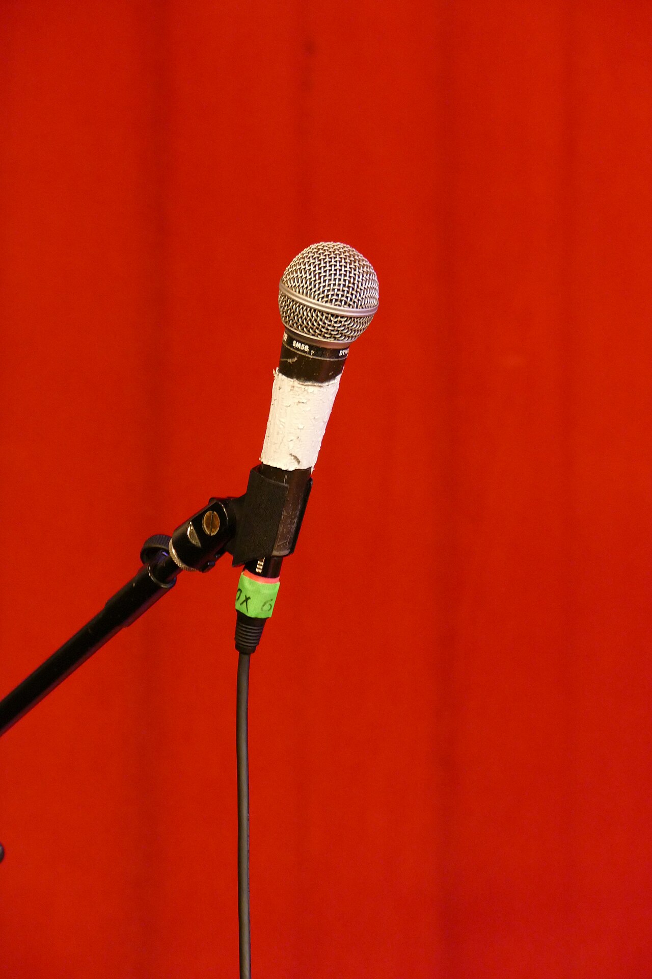 Mikrofon podczas spotkania poetyckiego w Niemczech, 2022 rok. Zdjęcie poglądowe; nie przedstawia Kuźni Kultury ani Stawiguda On Stage.