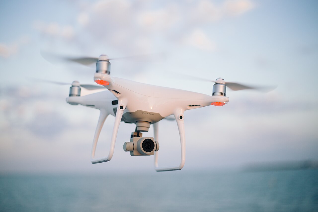 Dron z kamerą podczas lotu. Zdjęcie poglądowe; nie przedstawia urządzenia użytego w poszukiwaniach w Olsztynie.