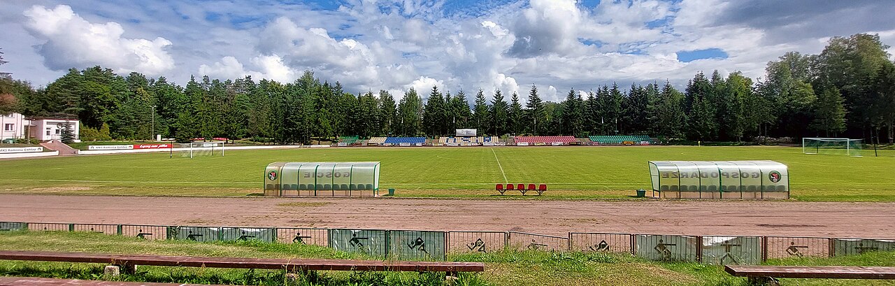 Stadion miejski w Gołdapi, na którym gra Rominta, w sierpniu 2022 roku. Zdjęcie archiwalne; nie dokumentuje meczu ze Stomilem z 10 października 2026.