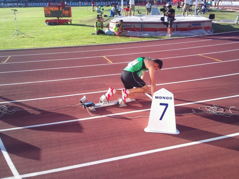 Biegacz w blokach startowych podczas zawodów w Hiszpanii. Archiwalne zdjęcie poglądowe, nie dokumentacja olimpiady w Olsztynku ani jej uczestników.