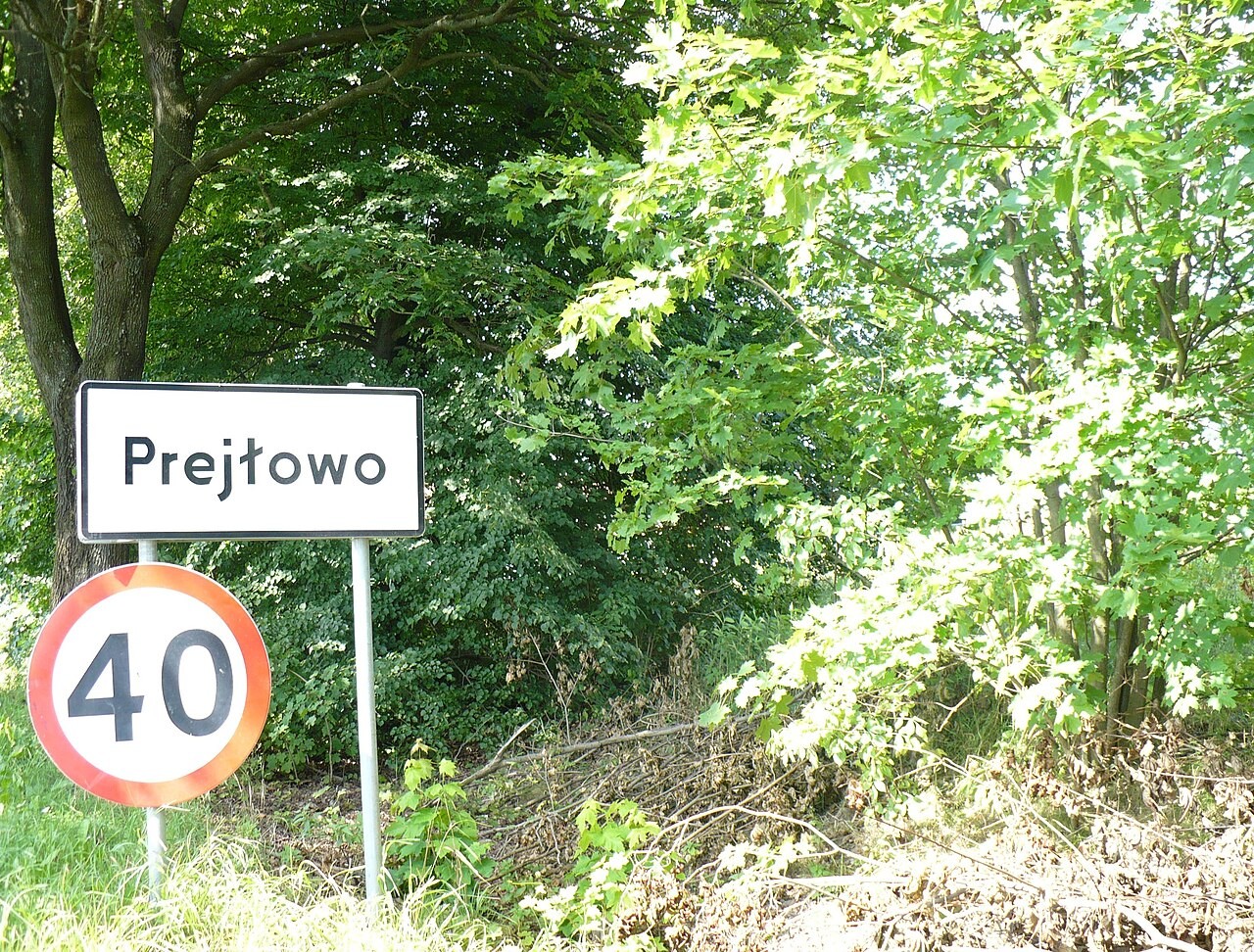 Tablica z nazwą Prejłowo; zdjęcie archiwalne, nie dokumentuje warsztatów gwarowych.
