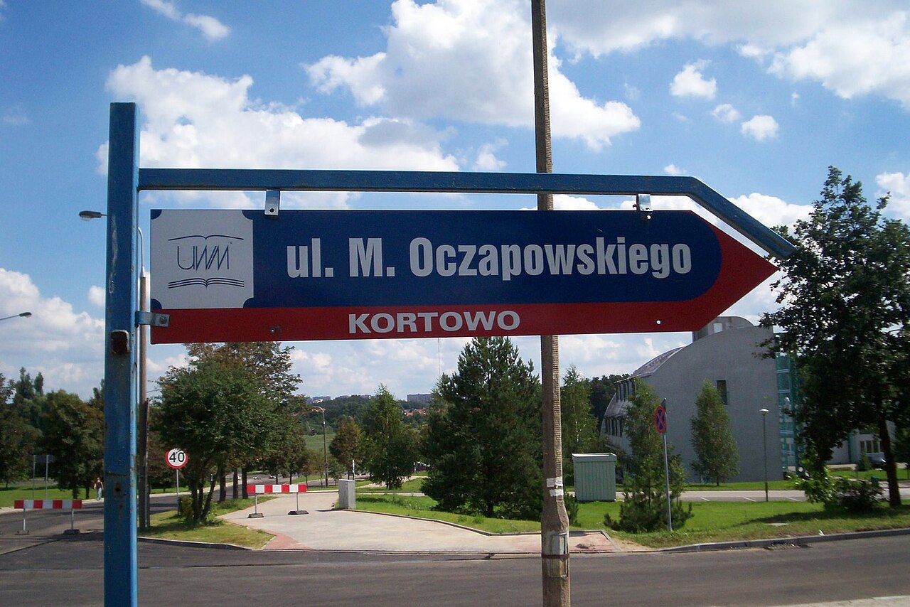 Drogowskaz ulicy Oczapowskiego na terenie UWM w Kortowie — zdjęcie archiwalne z 2007 r.